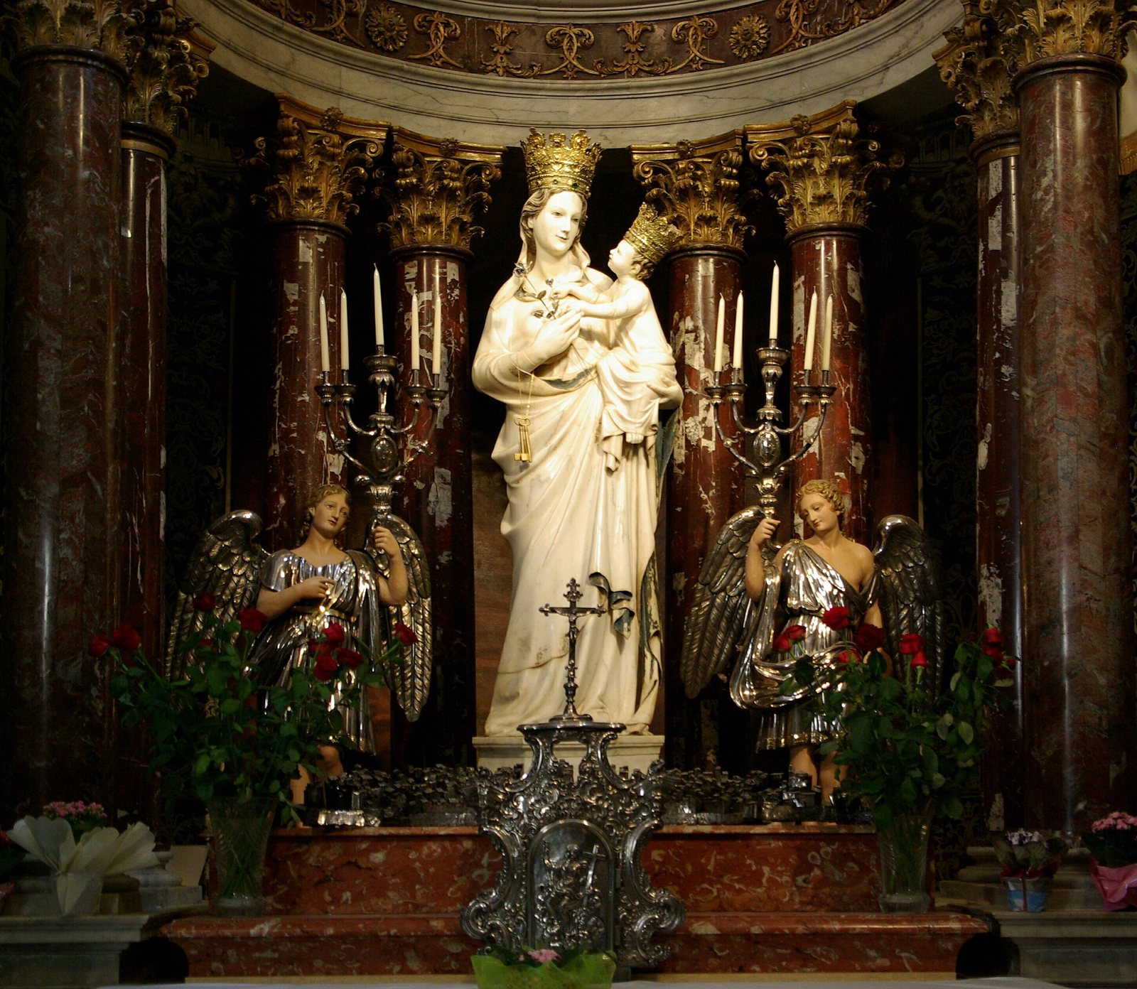 La statua marmorea della Madonna di Trapani nel santuario dell&rsquo;Annunziata